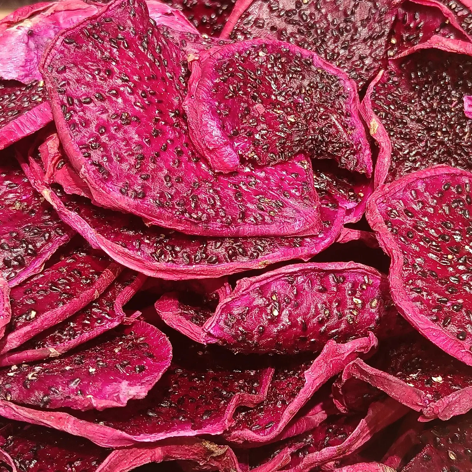 Freeze-dried dragon fruit slices